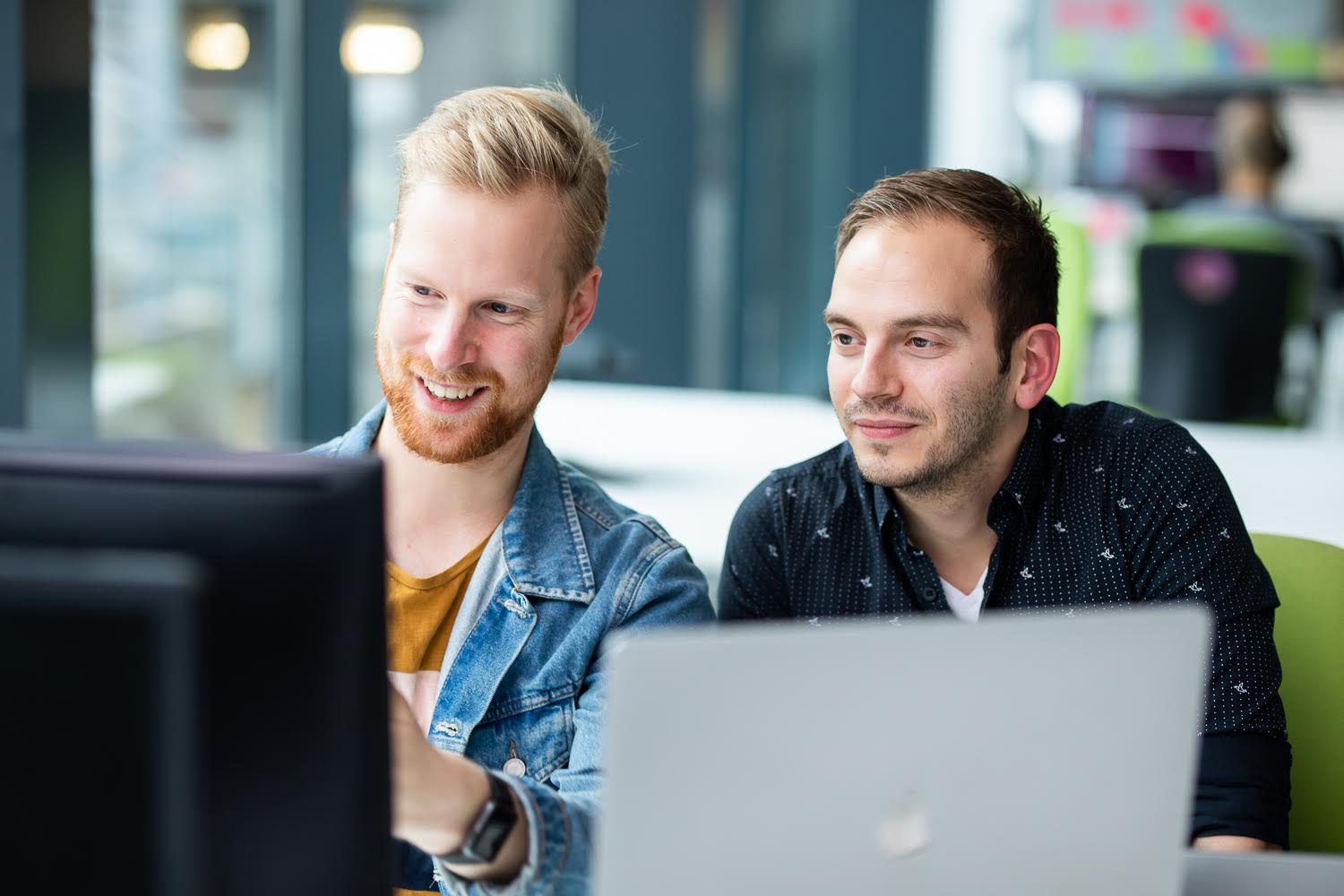 Sfeerbeeld Netvlies kantoor, werken aan technologie oplossingen.