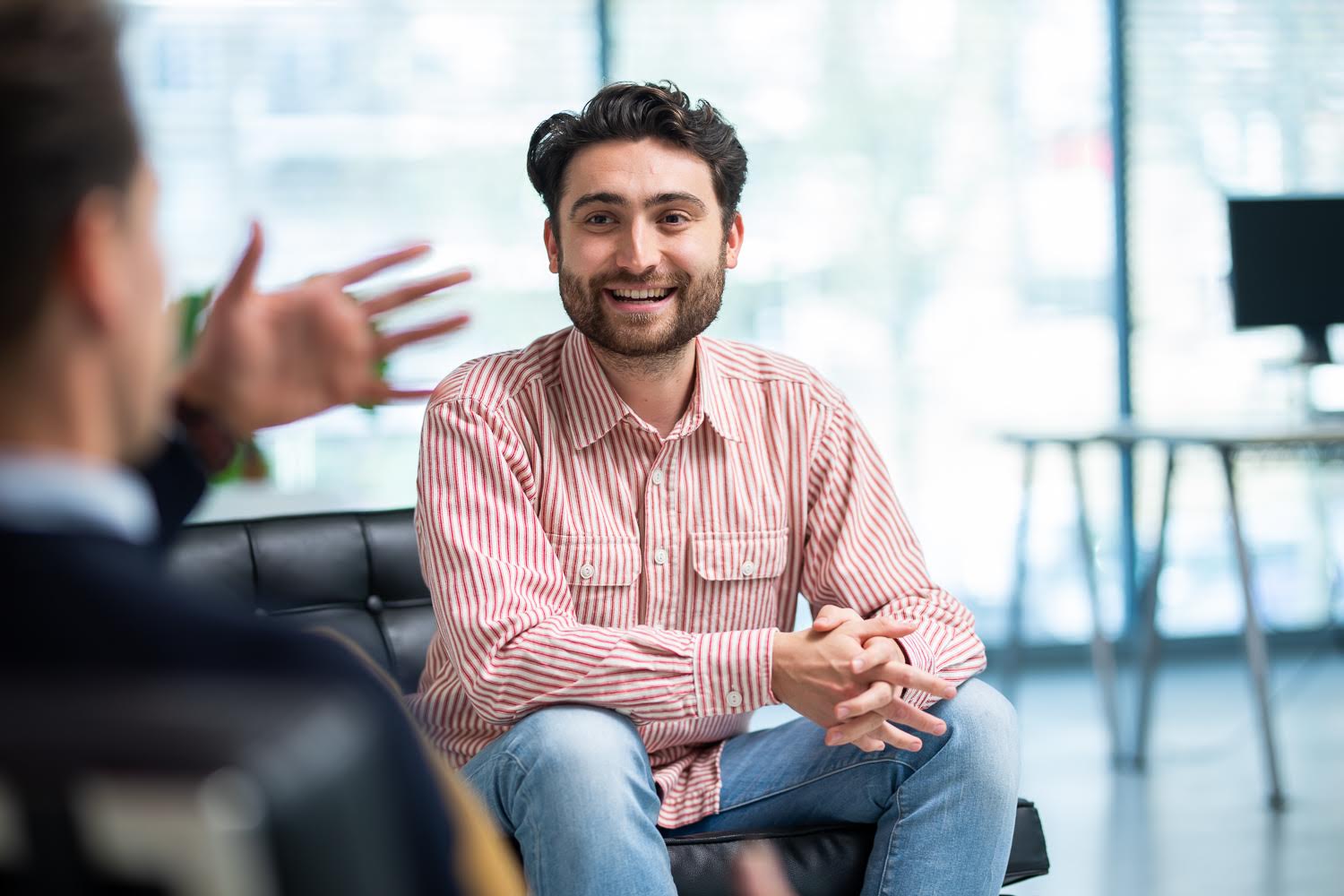 Collega Thomas in gesprek tijdens innovation sprint