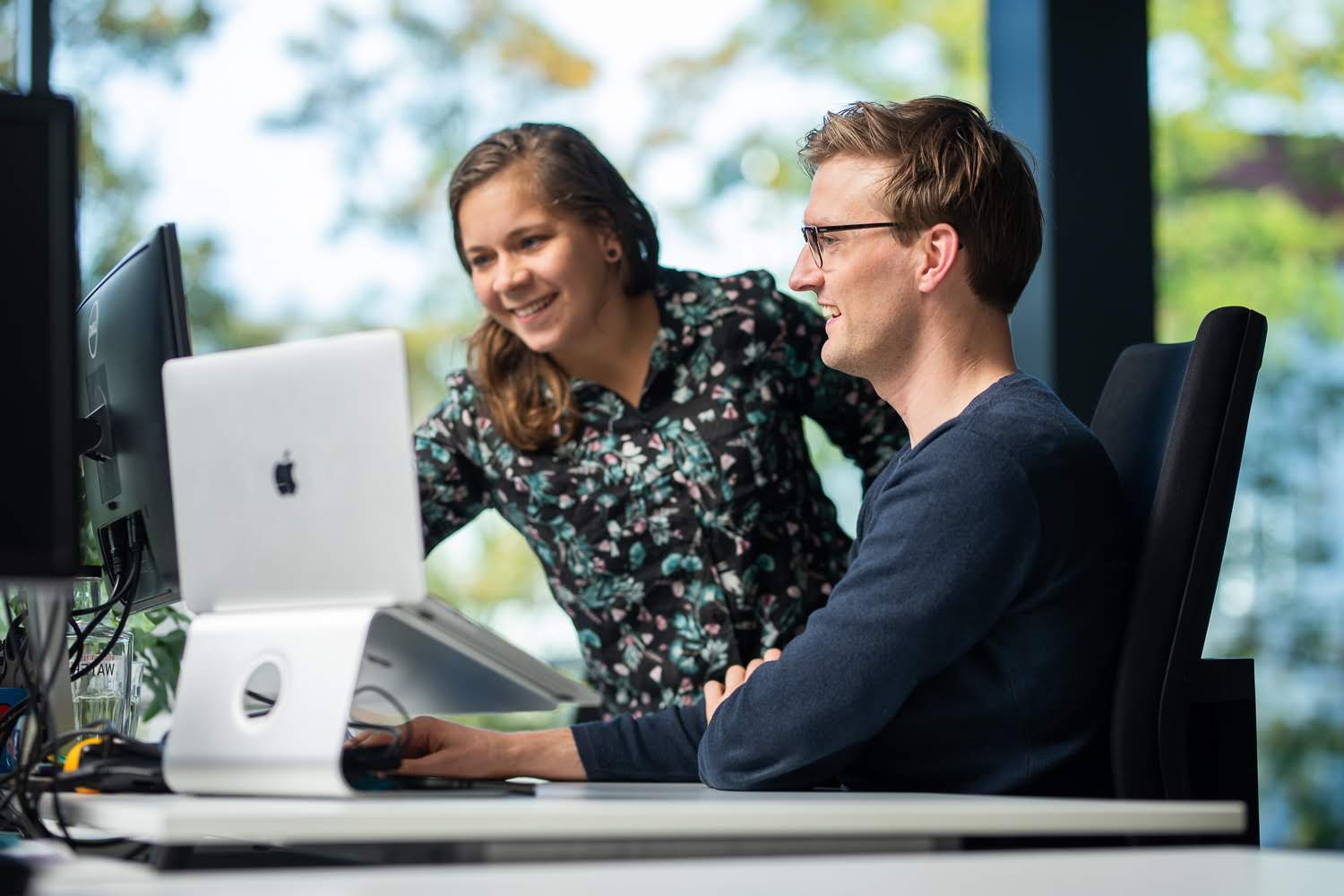Sfeerbeeld van uitwerken van innovaties bij Netvlies op kantoor.