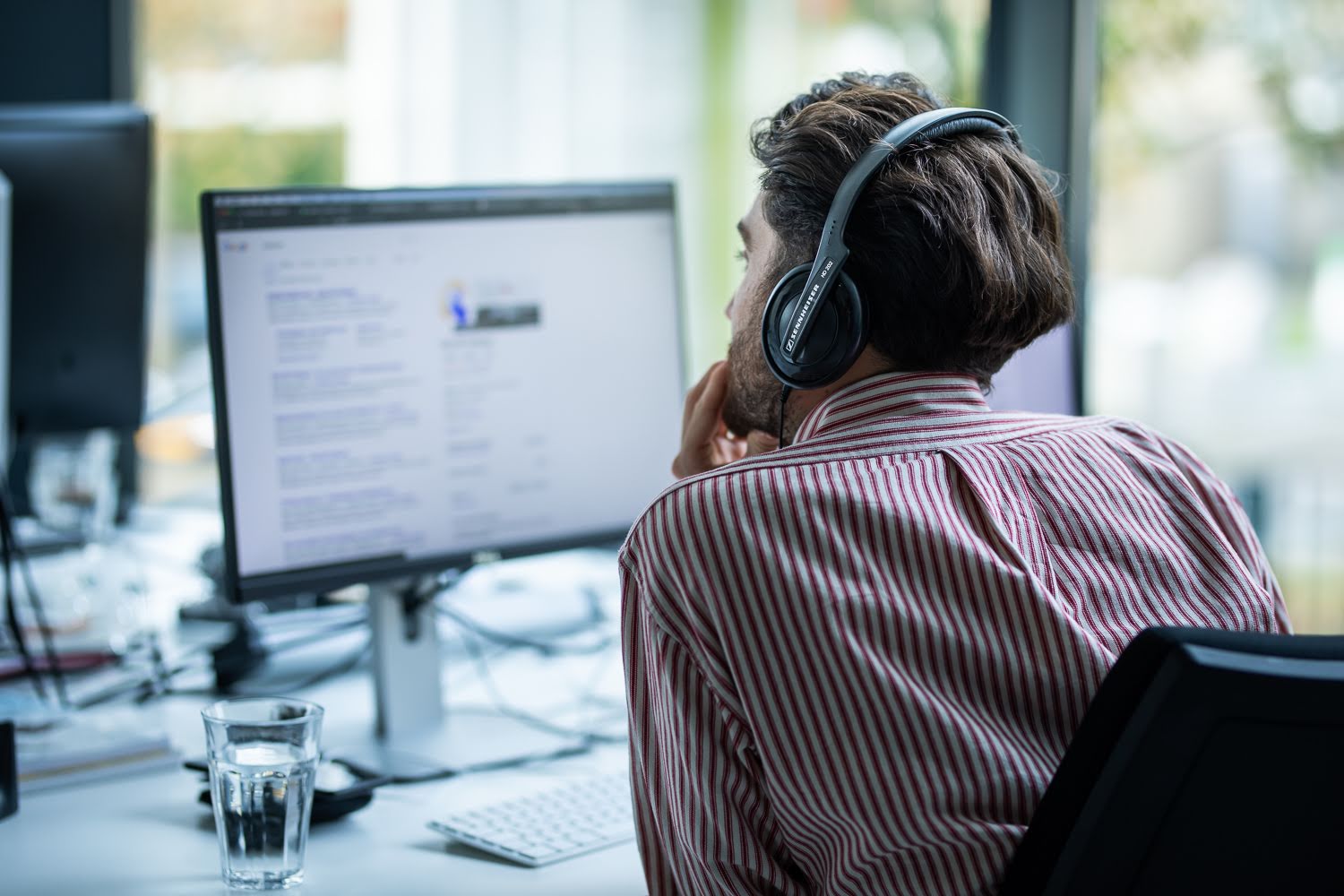 Netvlies medewerker aan het werk op kantoor.