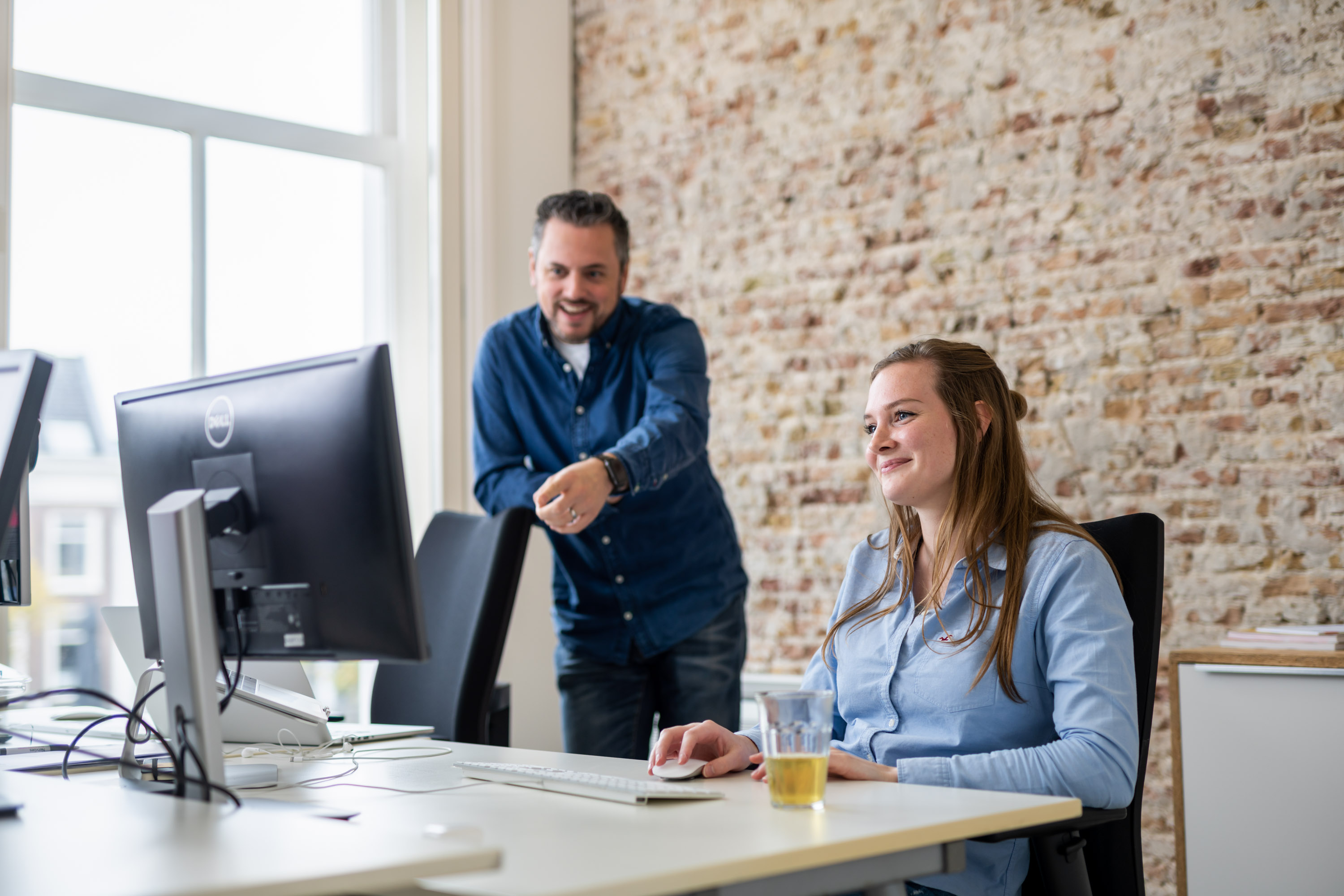 Medewerker van Netvlies bekijken de awards.