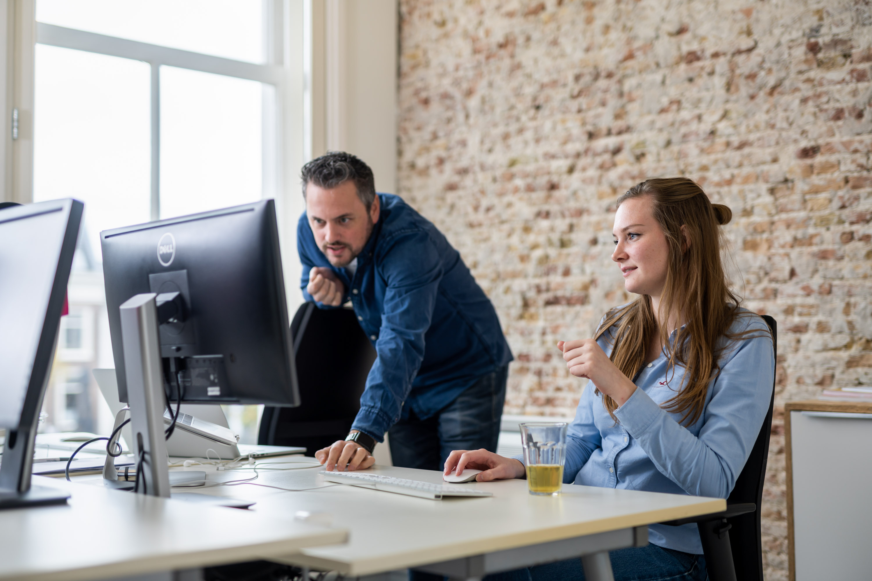 Netvlies medewerkers in gesprek over digitale transformatie.