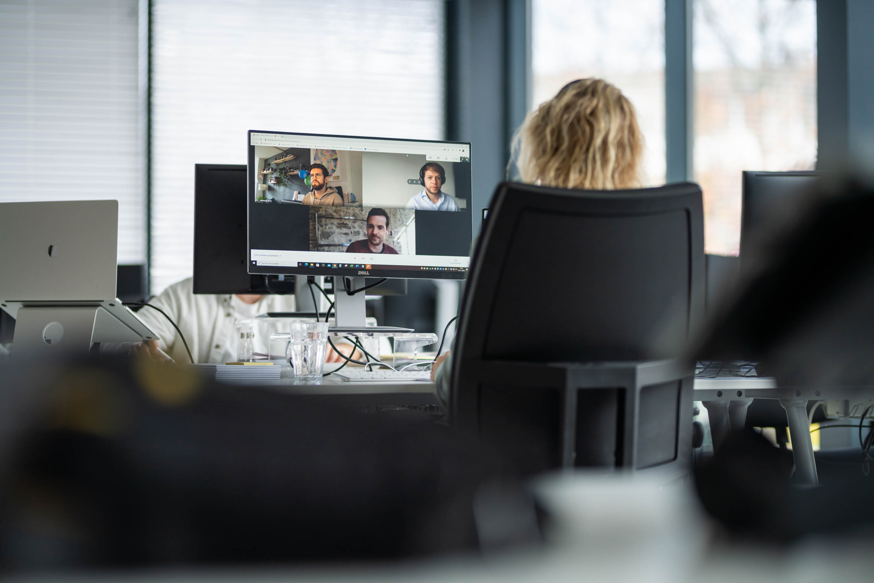 Netvlies medewerkers in gesprek over digitale transformatie.