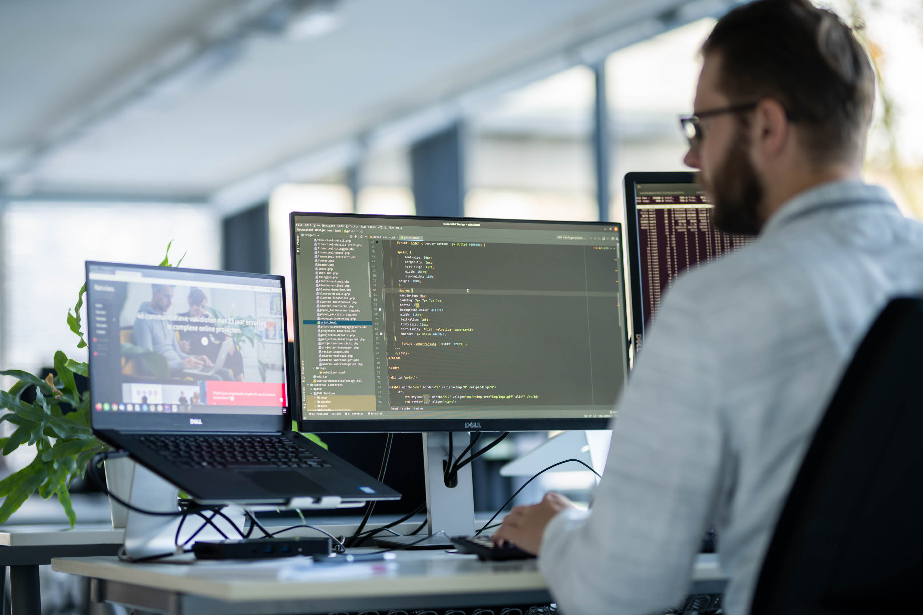 Medewerkers van Netvlies werken aan een social intranet.