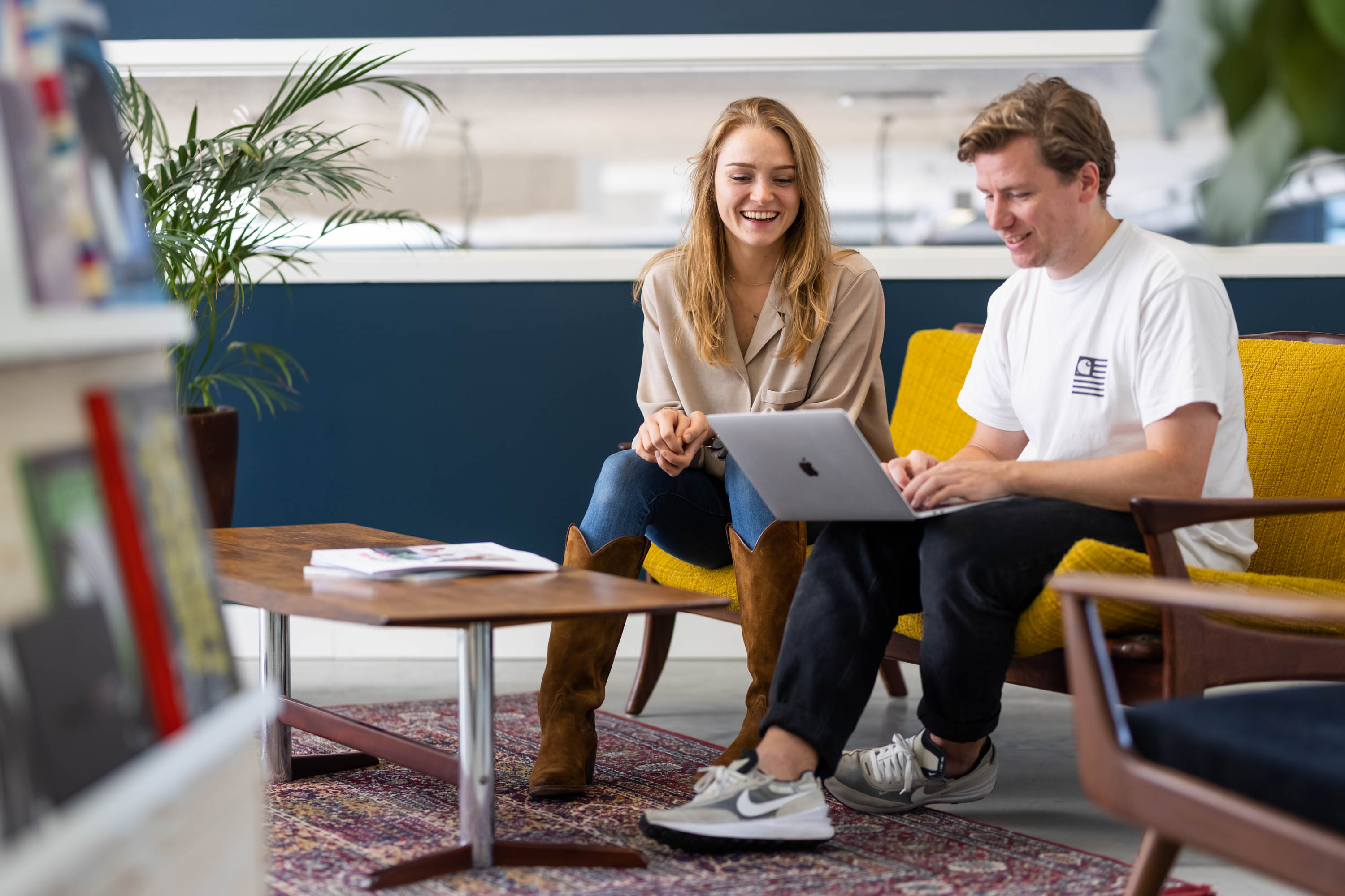 Twee collega's overleggen op kantoor.