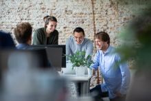 Netvlies team overlegt over SEA werkzaamheden.
