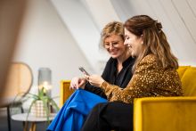 AI consultants van Netvlies bekijken een AI tool op een telefoon.