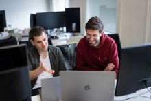 Developers van Netvlies overleggen over AI.