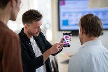 Collega laat de B2B social media content op Instagram zien