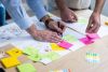 Sfeerbeeld van medewerkers van Netvlies pakken een vraagstuk praktisch aan in een workshop. 