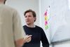 Sfeerbeeld medewerker van Netvlies faciliteert een workshop.